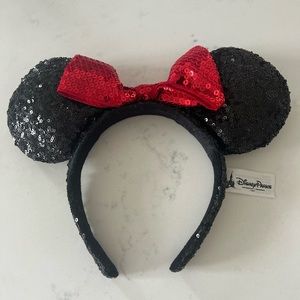 Disney Minnie Mouse ears headband with red bow